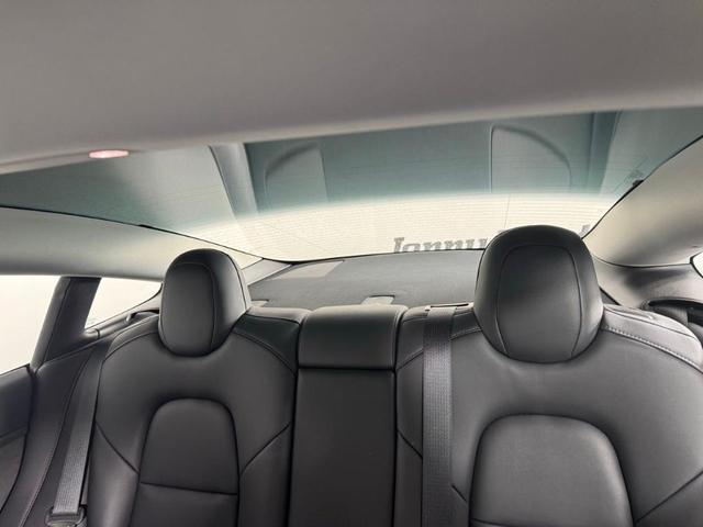Photo of 2022 White Tesla Model 3