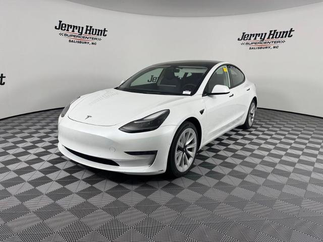 Photo of 2022 White Tesla Model 3