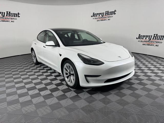Photo of 2022 White Tesla Model 3