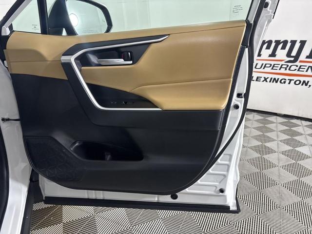 Photo of 2025 White Toyota RAV4