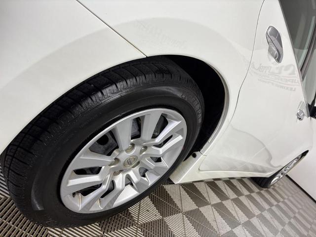 Photo of 2015 Solid White Nissan Altima