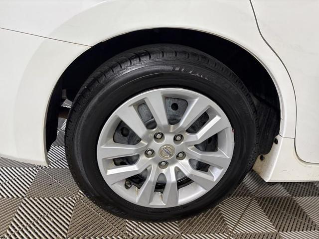 Photo of 2015 Solid White Nissan Altima