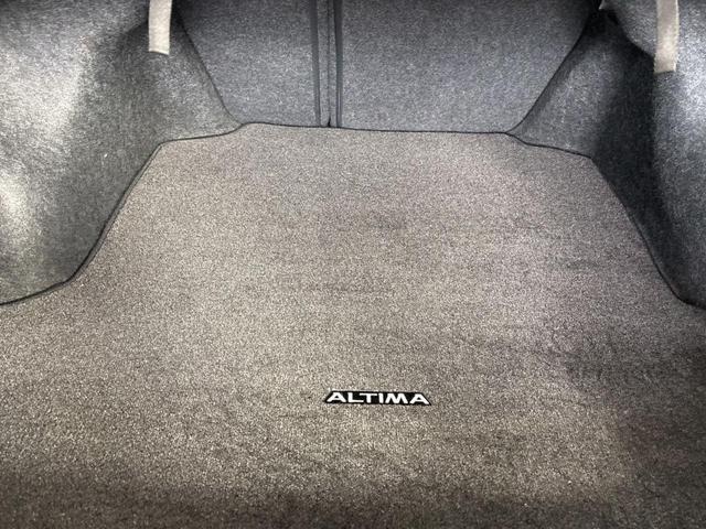Photo of 2015 Solid White Nissan Altima