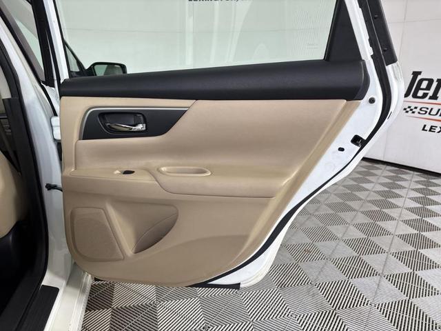 Photo of 2015 Solid White Nissan Altima