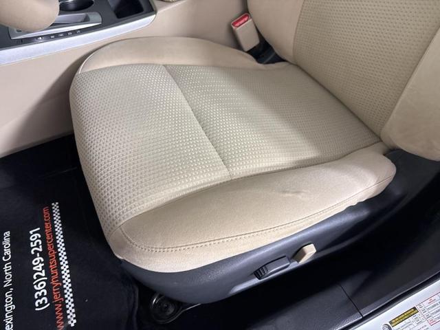 Photo of 2015 Solid White Nissan Altima