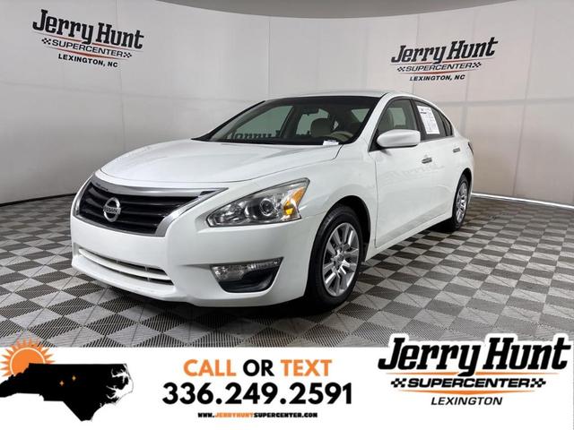 Photo of 2015 Solid White Nissan Altima
