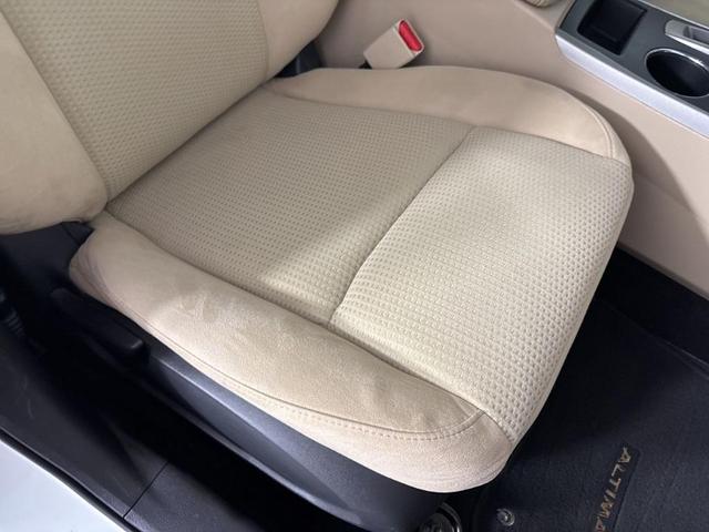 Photo of 2015 Solid White Nissan Altima