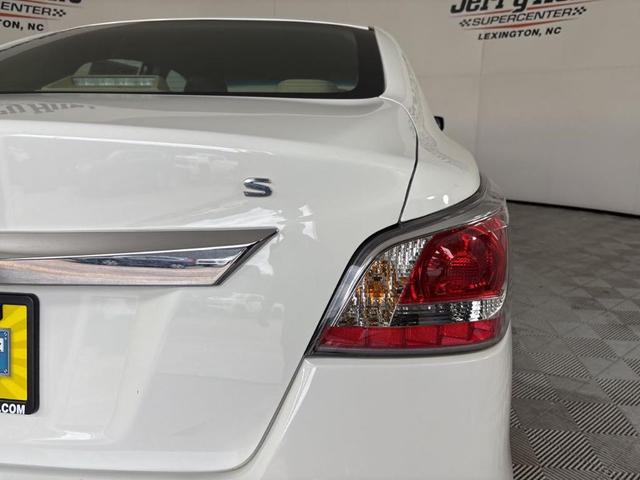 Photo of 2015 Solid White Nissan Altima