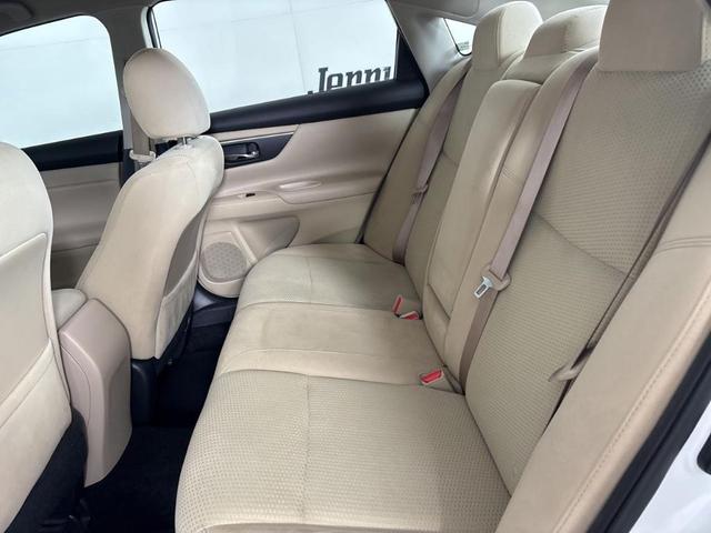 Photo of 2015 Solid White Nissan Altima
