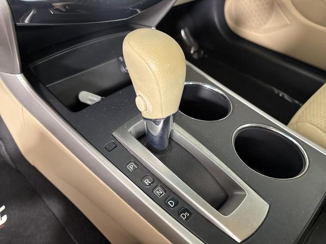 Photo of 2015 Solid White Nissan Altima