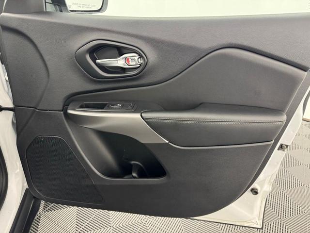 Photo of 2022 Bright White Clearcoat Jeep Cherokee