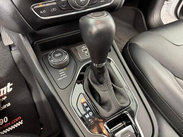Photo of 2022 Bright White Clearcoat Jeep Cherokee