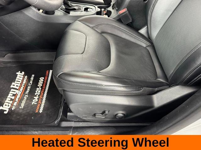 Photo of 2022 Bright White Clearcoat Jeep Cherokee