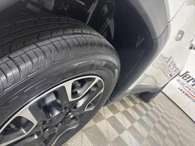 Photo of 2021 White Clearcoat Jeep Compass