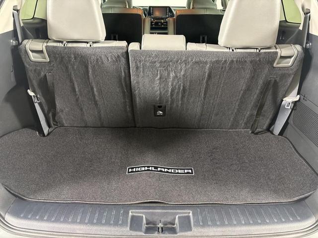 Photo of 2022 Silver Toyota Highlander Hybrid