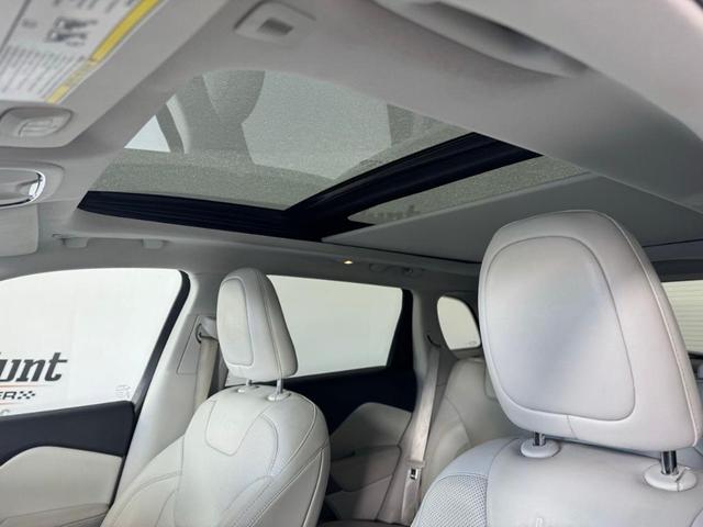 Photo of 2019 Bright White Clearcoat Jeep Cherokee