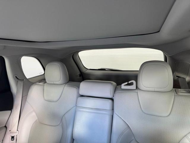 Photo of 2019 Bright White Clearcoat Jeep Cherokee