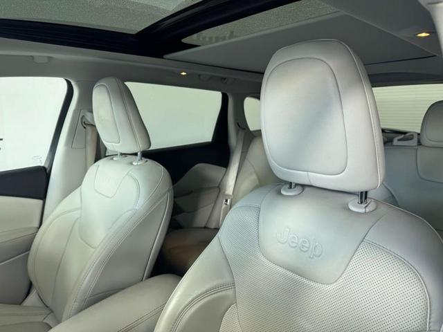 Photo of 2019 Bright White Clearcoat Jeep Cherokee