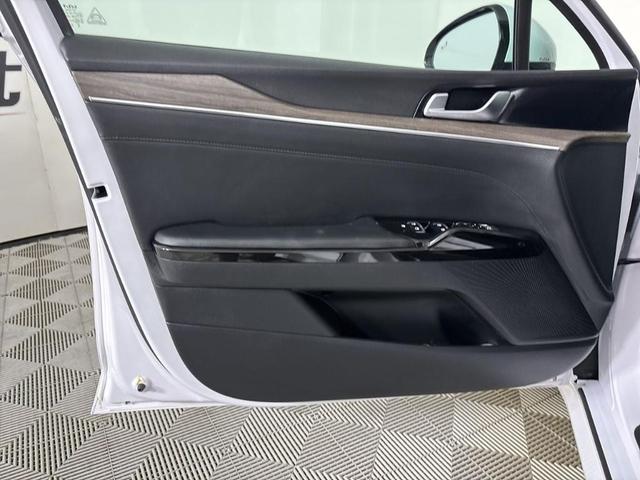 Photo of 2022 Glacial White Pearl Kia K5
