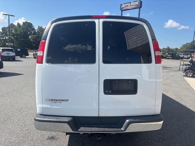 Photo of 2017 Summit White Chevrolet Express 3500