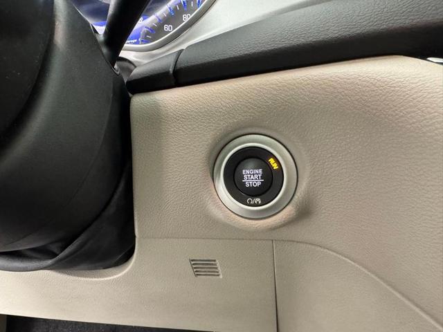 Photo of 2024 Bright White Clearcoat Chrysler Pacifica