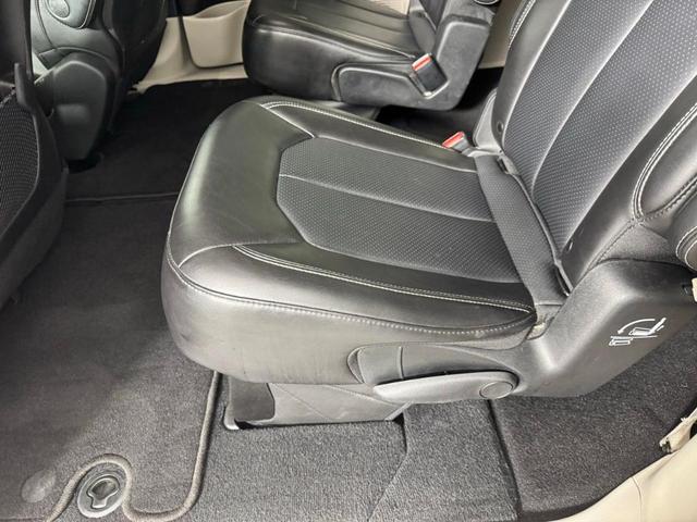 Photo of 2024 Bright White Clearcoat Chrysler Pacifica