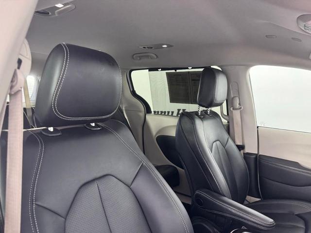 Photo of 2024 Bright White Clearcoat Chrysler Pacifica