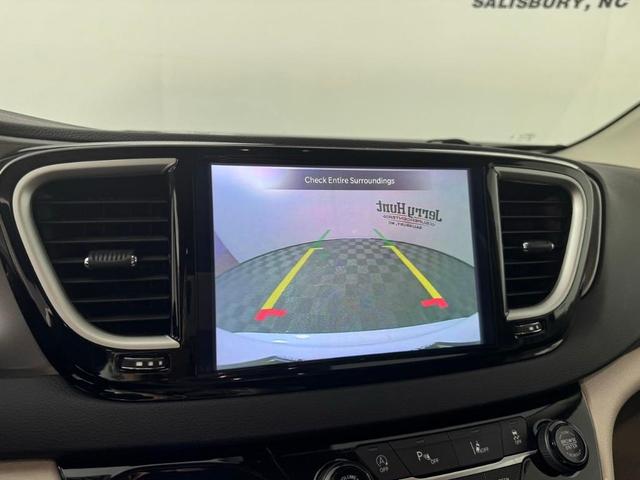 Photo of 2024 Bright White Clearcoat Chrysler Pacifica