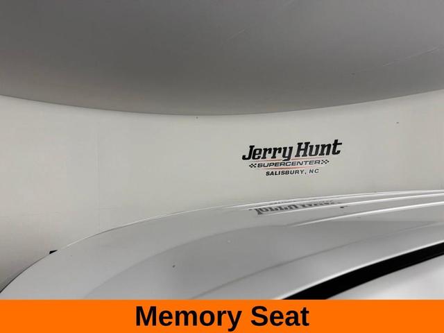 Photo of 2024 Bright White Clearcoat Chrysler Pacifica