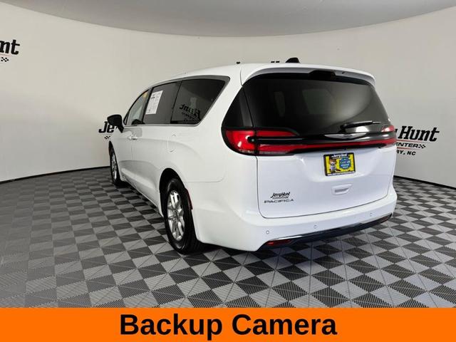 Photo of 2024 Bright White Clearcoat Chrysler Pacifica