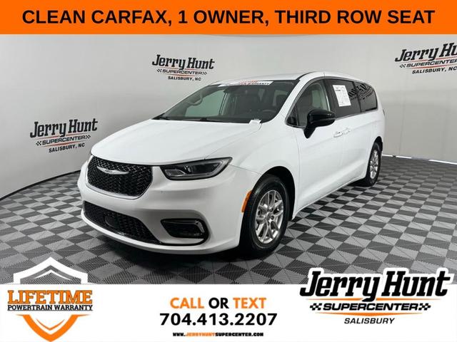 Photo of 2024 Bright White Clearcoat Chrysler Pacifica