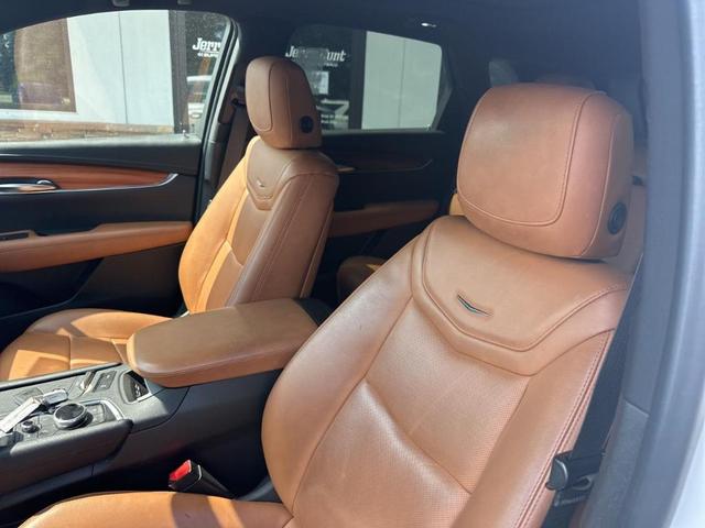 Photo of 2020 Crystal White Tri-Coat Cadillac XT5