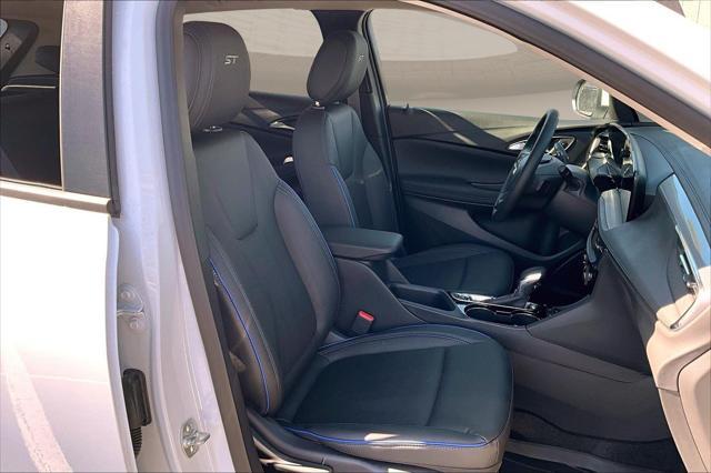 Photo of 2025 Summit White Buick Encore GX