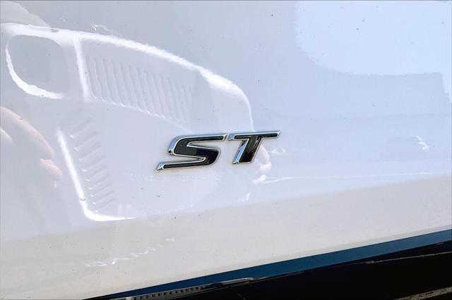 Photo of 2025 Summit White Buick Encore GX