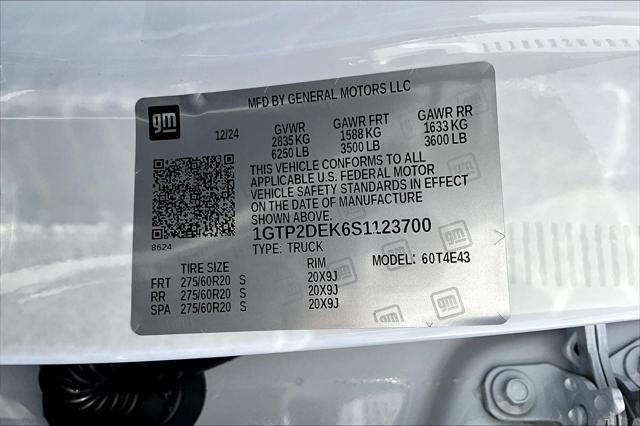 Photo of 2025 Summit White GMC Canyon