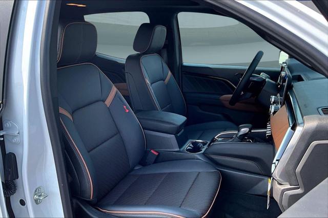 Photo of 2025 Summit White GMC Canyon
