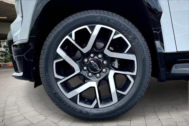 Photo of 2025 Summit White Chevrolet Silverado EV