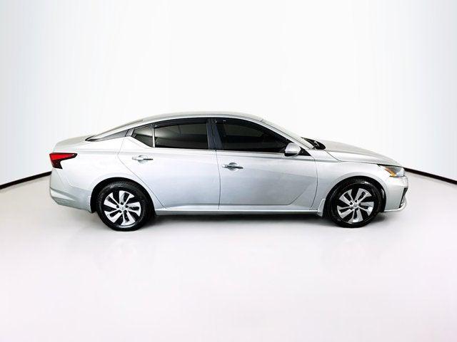 Photo of 2023 Brilliant Silver Metallic Nissan Altima