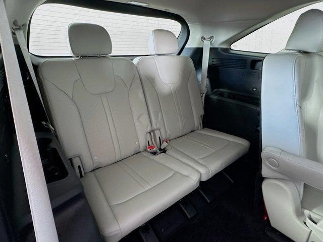 Photo of 2023 Glacial White Pearl Kia Sorento