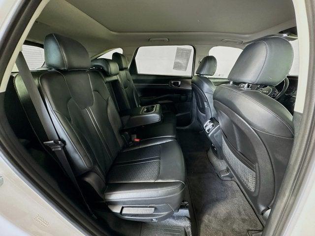 Photo of 2022 Glacial White Pearl Kia Sorento