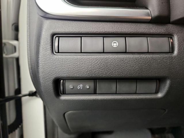 Photo of 2023 White Nissan Rogue