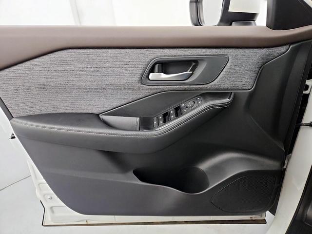 Photo of 2023 White Nissan Rogue