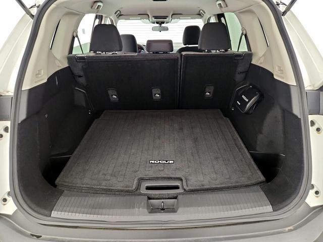 Photo of 2023 White Nissan Rogue