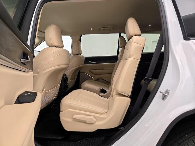 Photo of 2021 White Jeep Grand Cherokee L