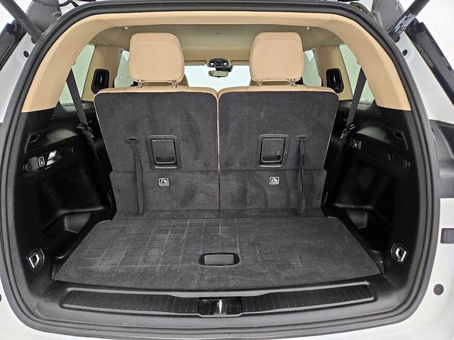 Photo of 2021 White Jeep Grand Cherokee L