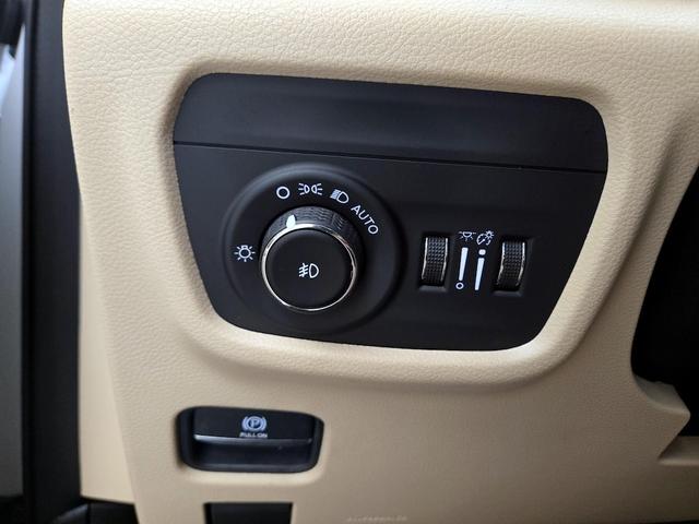Photo of 2021 White Jeep Grand Cherokee L