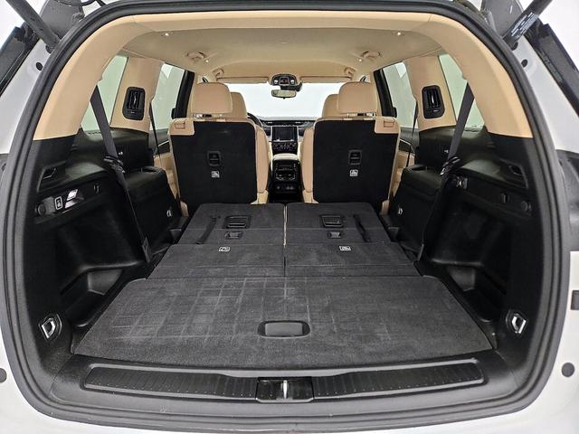 Photo of 2021 White Jeep Grand Cherokee L