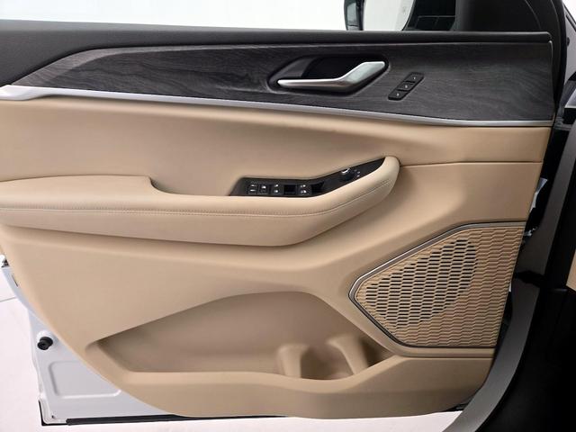Photo of 2021 White Jeep Grand Cherokee L