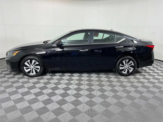 Photo of 2025 Super Black Clearcoat Nissan Altima