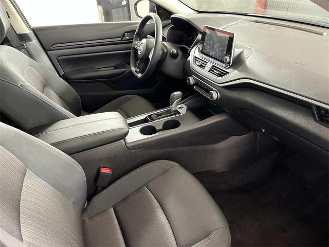 Photo of 2025 Super Black Clearcoat Nissan Altima